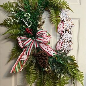 Elegant Green and Red Holiday Wreath with Pinecones